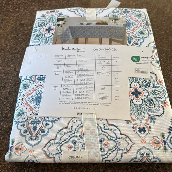 NICOLE MILLER HOME EASY CARE TABLECLOTH WHITE BLUE ORANGE MEDALLIONS?-60”x106” - Picture 3 of 4